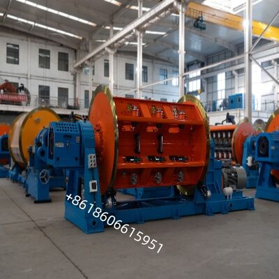 Máquina de fijación rígida capaz de alcanzar una velocidad máxima de línea de hasta 52 metros por minuto, garantizando procesos de fijación de alambre